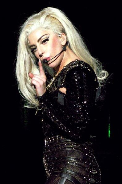 lady gaga descrizione fisica